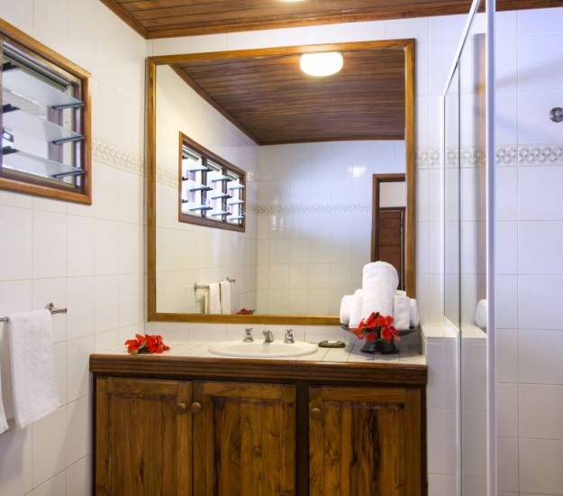 Garden View Bungalow bathroom