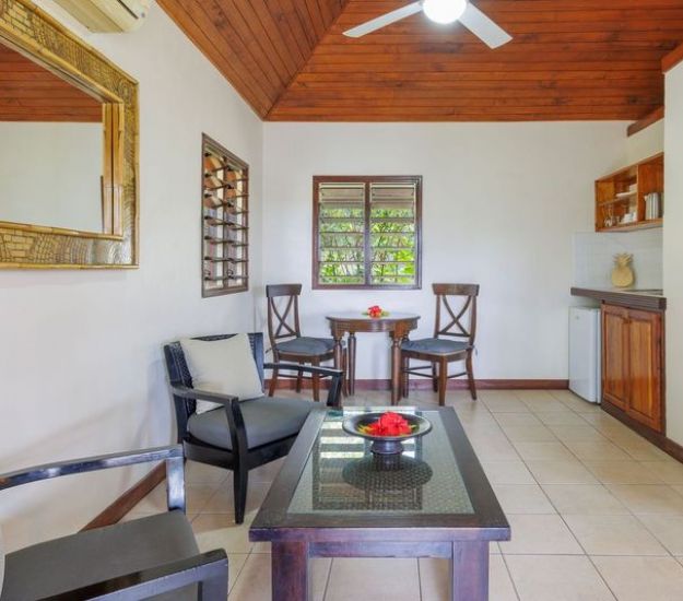 Garden View Bungalow bathroom dining area