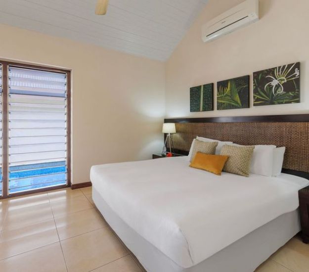 Garden Pool Apartment bed